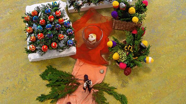 Palmsonntag &ndash; dazu gehören bunt verzierte Palmzweige. Für das wichtige Fest eine Woche vor Ostern haben die Kinder des ...