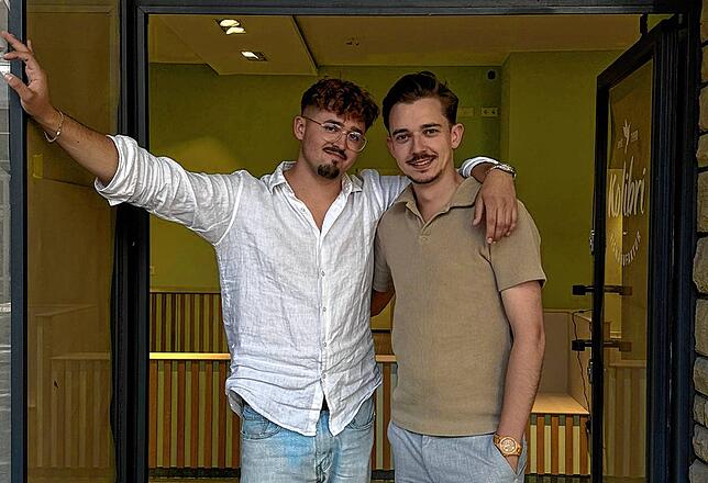 „Es macht Spaß, Kunden mit einem Bollen Eis glücklich zu machen“, sagt Alexander Schellhammer (rechts). Gemeinsam mit seinem ...