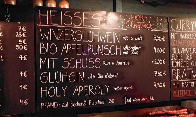 Preistafel im Stand für Winzerglühwein auf der Marktstätte.