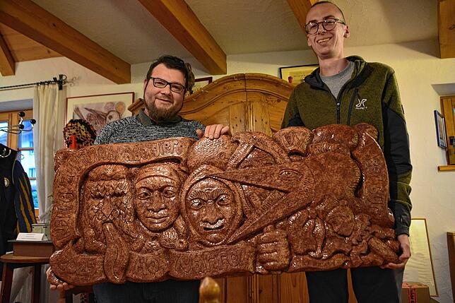Ein Geschenk hat die Zunft schon erhalten. Der Holzschnitt des Meersburger Künstlers Victor Hurr zeigt die Figuren Hänsele, Glonke, ...