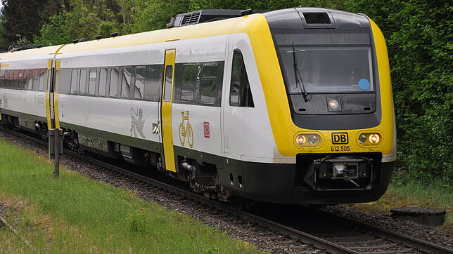 Seit einigen Monaten verkehren die neuen gelb-weißen Züge auf der Strecke zwischen Ulm und Basel. Nach Ansicht des Ministeriums wird die ...