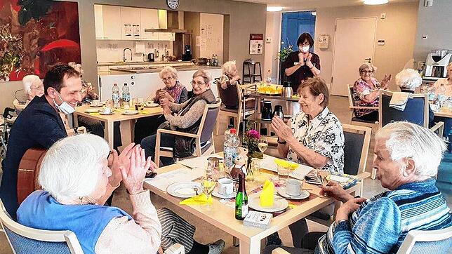 Keine Spur von Einsamkeit und Langeweile in Zeiten des Besuchsverbots im Heilig Geist Spital: Einrichtungsleiter Jakob Broll (links) ...