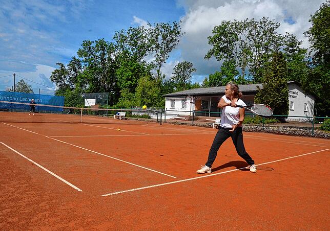 Endlich wieder im Spiel: Annette Wulbrand (im Vordergrund) und Irene Köhler. Auf dem Tennisplatz sind aber nur Einzel, keine Doppel ...