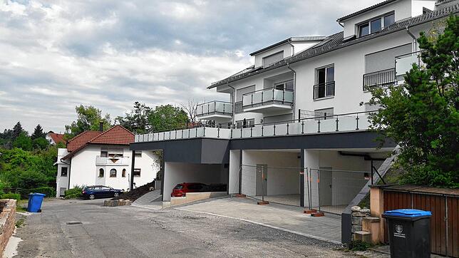 Der Blick vom Tulpenweg aus in Richtung Bruggergasse. Der Terrassenaufbau des Neubaus ragt fast bis hin zum Straßenrand.