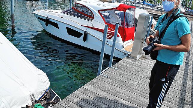 Einsätze wie dieser sind für Jörg Dieterich eher selten: Ein Blässhuhn hat auf dem Heck eines Bootes im Yachtclub Ludwigshafen ein Nest ...