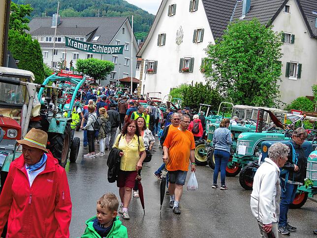 Kurze Regenschauer können dem Kramerfest keinen Abbruch tun. 10.000 Besucher unterstreichen die Beliebtheit dieser Veranstaltung.