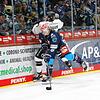 Schwenningen (vorne Florian Elias) hat den Einzug in die Playoffs verpasst. Gegen Köln verloren die Wild Wings mit 2:3.