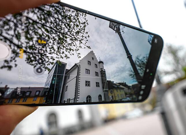 Ganz schön schief: Sobald das Smartphone noch vorne oder hinten geneigt wird, stürzen die Linien im Motiv. Zur besseren Orientierung ...