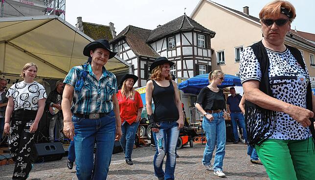 Line-Tänzerinnen vor dem Pavillon von der Band Knapp ein Jahr beim Rathaus beim Dixiefest 2023.