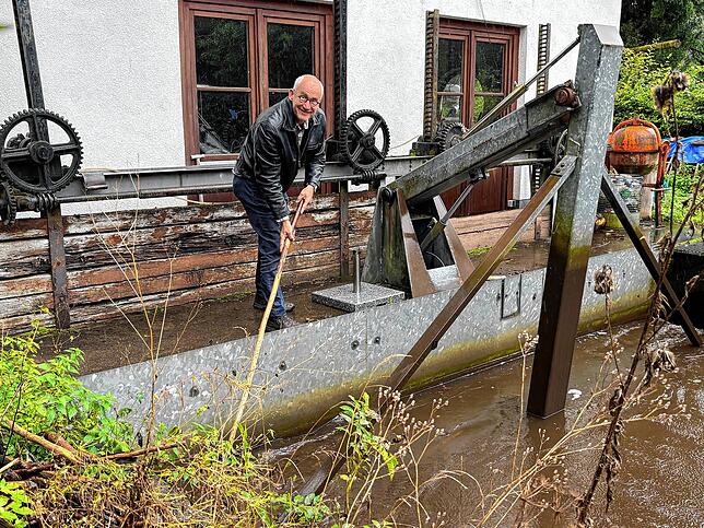 Wenn größere Äste im Wasser treiben, muss Klaus Dold mit dem Rechen Hand anlegen und sie herausfischen.