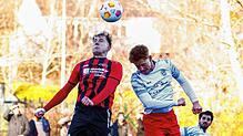 Der FC RW Salem (Max Wimmer, rechts) war beim 4:1 über den FC Königsfeld (Maurice Fosse) das klar bessere Team.