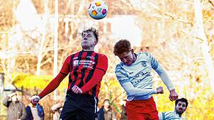 Der FC RW Salem (Max Wimmer, rechts) war beim 4:1 über den FC Königsfeld (Maurice Fosse) das klar bessere Team.