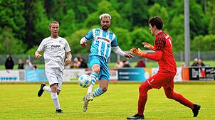 Adrian-Giorgian Dumitru (Bildmitte) war gegen die SG Triberg/Nußbach der überragende Akteur des FC Hüfingen.