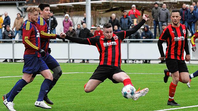 Wieder eine Chance vertan: Bennet Wagner grätscht in den Ball, trifft aber nicht richtig. Die Lauchringer Mario Schmidle (links) und ...