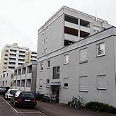 Diese beiden Hochhäuser Am Briel liegen direkt neben der Baulücke, in der bald ein neues Hochhaus gebaut wird.