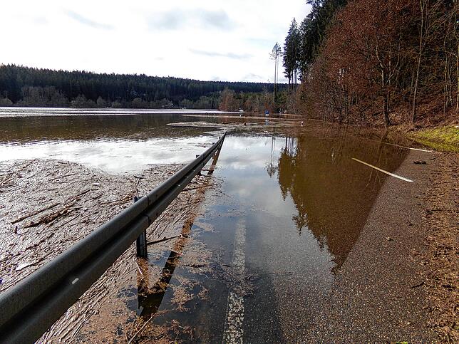 Im Februar wird das Hochwasserrückhaltebecken bei Wolterdingen eingestaut, die Landstraße wird geflutet.