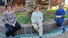 Die aus Kiew geflüchtete Deutsch-Dozentin Lina Kurchenko (Mitte) mit Marion Woelki (l.) und Agnieszka Vojta von der Uni Konstanz.