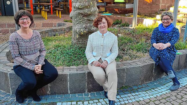 Die aus Kiew geflüchtete Deutsch-Dozentin Lina Kurchenko (Mitte) mit Marion Woelki (l.) und Agnieszka Vojta von der Uni Konstanz.
