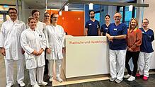 Holger Bannasch (im Bild Dritter von rechts) und sein Team der Klinik für Plastische, Hand- und Ästhetische Chirurgie feiern 50 Jahre ...
