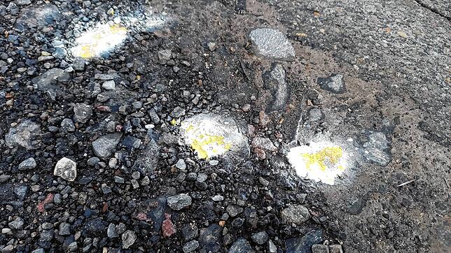 Mit einem Indikatorspray besprühtes Ausbruchmaterial aus dem Breitbandausbau in Herrischried. Die gelben Verfärbungen zeigen eine ...