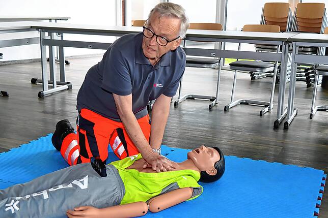 Weil keine Atmung feststellbar ist, beginnt der Ersthelfer sofort mit der Herzdruckmassage: 100 bis 120 Kompressionen pro Minute.
