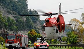 Auch ein Rettungshubschrauber war auf der alten Bundesstraße zwischen Goldbach und Süßenmühle im Einsatz.