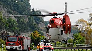 Auch ein Rettungshubschrauber war auf der alten Bundesstraße zwischen Goldbach und Süßenmühle im Einsatz.