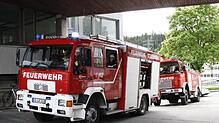 Löschfahrzeuge der St. Georgener Feuerwehr stehen am Dienstagmorgen bei der Einfahrt des Unternehmens Kundo XT.