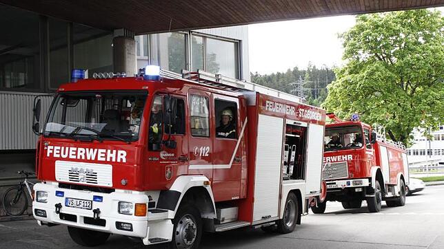 Löschfahrzeuge der St. Georgener Feuerwehr stehen am Dienstagmorgen bei der Einfahrt des Unternehmens Kundo XT.