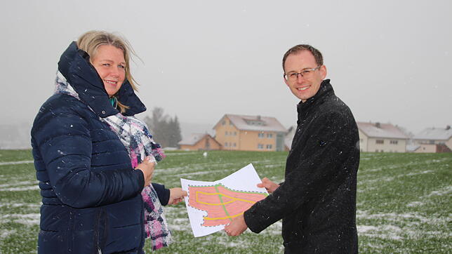 Hier soll das neue Wohngebiet Bregenberg entstehen: Stadtbaumeiterin Antje Krotzinger und Bürgermeister Micha Bächle planen, dass schon ...