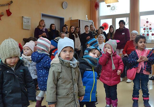 Der Besuch von kleinen Gästen, wir hier in der Adventszeit von den Kindern aus der Halbtagsgruppe des benachbarten Mehrgenerationenhauses.