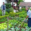 Der Garten hält die 77-Jährige Theresia Stotz fit; Enkel Bruno freut&lsquo;s. Bilder: Christiane Keutner