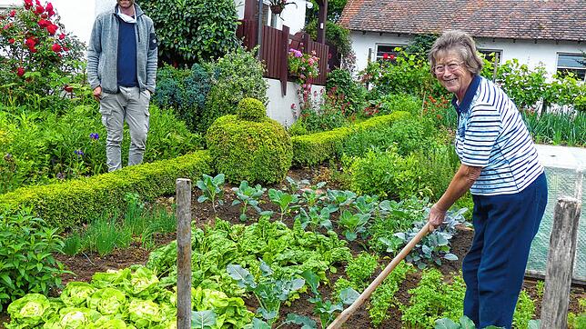 Der Garten hält die 77-Jährige Theresia Stotz fit; Enkel Bruno freut&lsquo;s. Bilder: Christiane Keutner