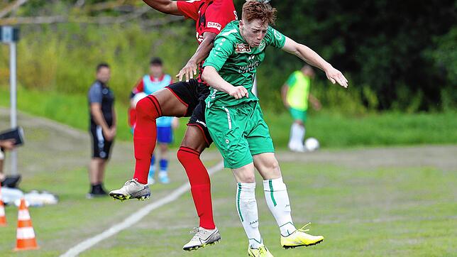 Hart umkämpft ist die Partie der U19 des SC Freiburg (links) gegen die U21 des FC St. Gallen. Bild: Roger Müller
