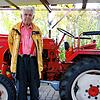 Burkhard Stege neben seinem Oldtimer-Traktor