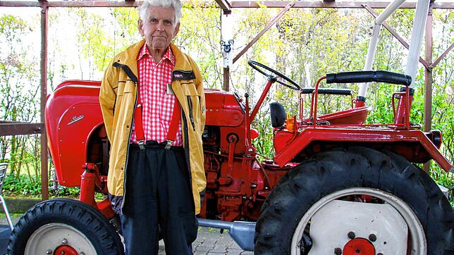Burkhard Stege neben seinem Oldtimer-Traktor