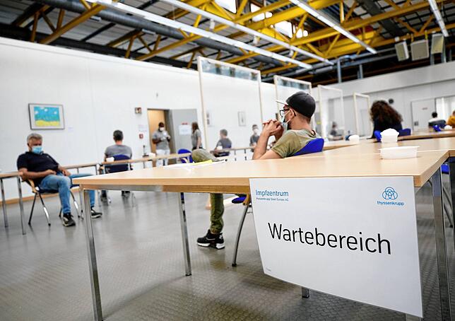 Im Wartebereich des Impfzentrums am 08.06.2021 von Thyssenkrupp Steel in Duisburg, Nordrhein-Westfalen, ruhen sich die geimpften ...