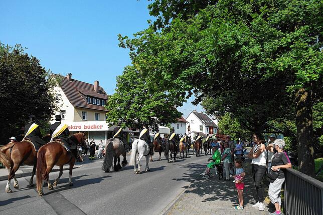 Bild 3: Bilder von der Reiterprozession zum Jubiläumsfest der Blutreitergruppe Oberteuringen