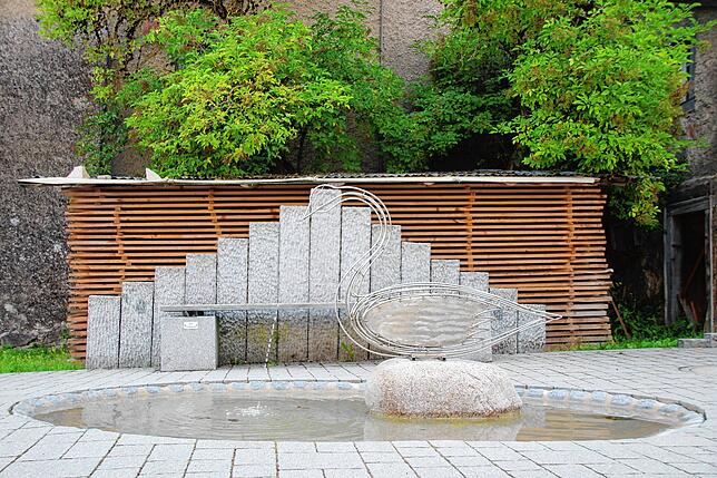 Der Dorfbrunnen im Ortsteil Schwaningen mit dem charakteristischen Schwan.