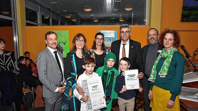 Bürgermeister Sebastian Stiegeler mit Christine Bratzel, Marina Zehentner, Landrat Martin Kistler, Arno Messerschmidt und Sabine Mickler ...