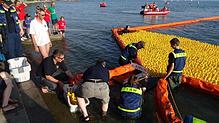 DSC01423 Helfer des Technischen Hilfswerks in Freidrichshafen nehmen die Siegerente der insgesamt 5000 enten entgegen.