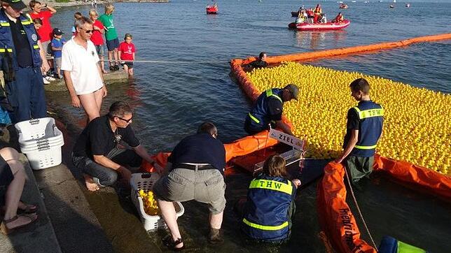 Helfer des Technischen Hilfswerks in Freidrichshafen nehmen die Siegerente der insgesamt 5000 enten entgegen.
