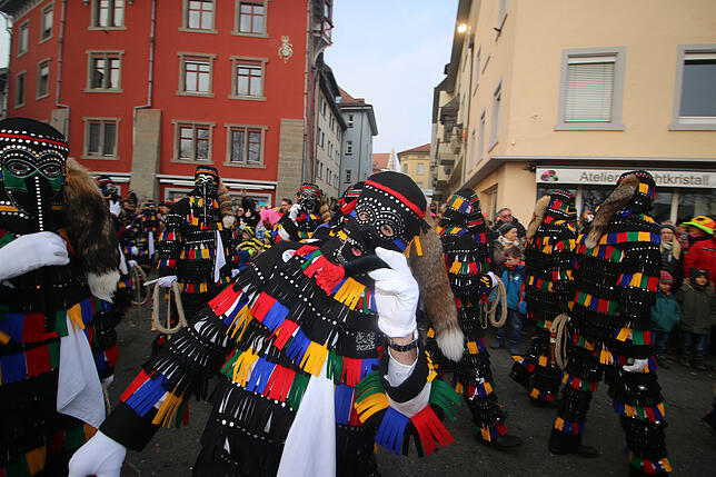 Huiiiiiii &ndash; bei ihrem Gastspiel beim 20. Narrentag juckten hunderte Überlinger Hänsele beim großen Sonntagsumzug durch die Stadt.