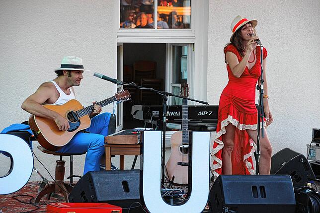 Das Duo Stereolites, Jojo Büld und Anna Kalberer (v.l.) aus Heggelbach/Berlin, präsentierten mitreißenden bekannten und eigenen Folk Pop ...