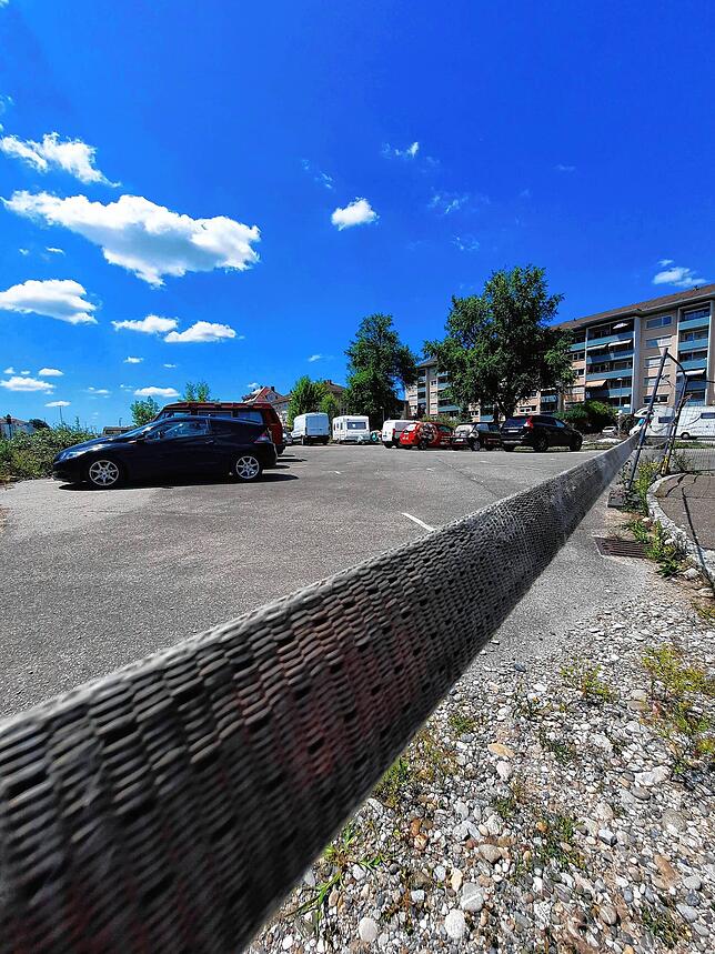 Die Brachfläche an der Güterstraße (links) soll markant bebaut werden. Die Elsa-Brandström-Straße (rechts) soll grüner und ...