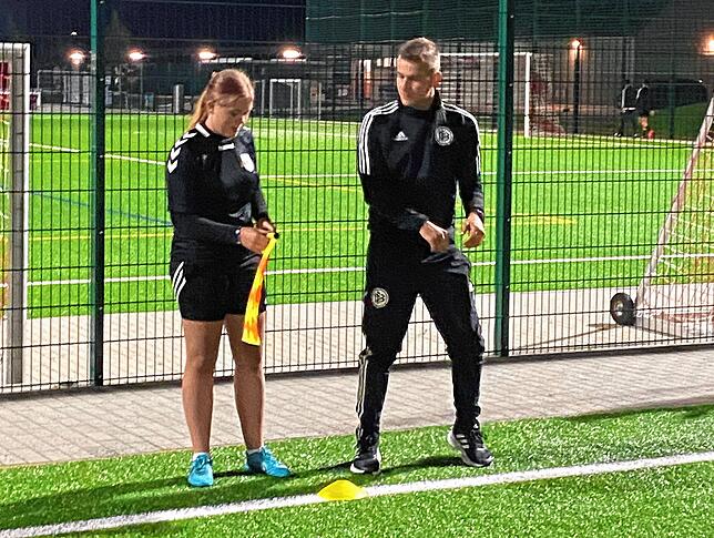 Der Experte hilft: Drittliga-Schiedsrichter und Zweitliga-Assistent Jonas Brombacher gibt Selina Ebner vom SV Todtmoos wichtige Tipps.