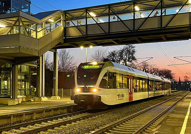 Pünktlich ist der Rhyhas von Singen in Gottmadingen eingetroffen. Das ermöglicht den Fahrgästen in Schaffhausen einen sicheren Umstieg.