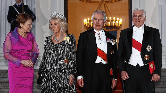 König Charles III. und Königin-Gemahlin Camilla mit Bundespräsident Frank-Walter Steinmeier und seiner Frau Elke Büdenbender bei der ...