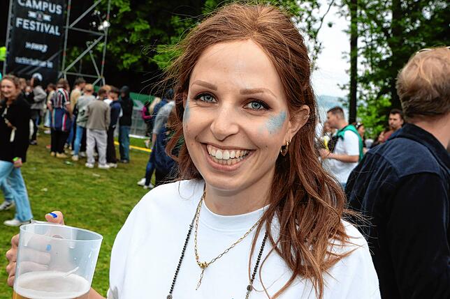 Bild 13: Strahlende Festival-Fans! Am ersten Nachmittag steigt die Stimmung