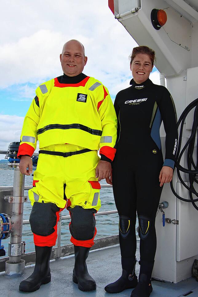 Sven Dummel und Gesine Schuhknecht zeigen einen Kälteschutzanzug und einen Neoprenanzug.
